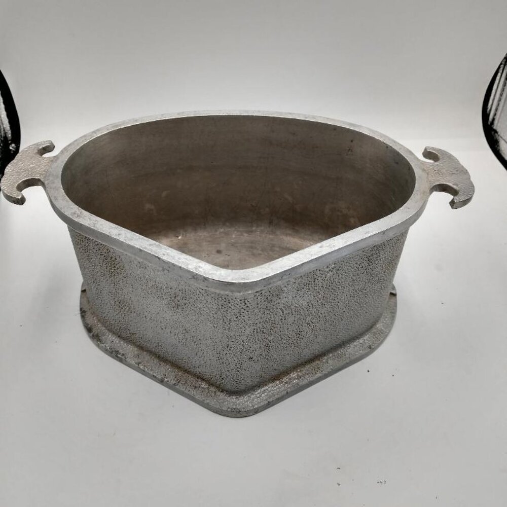 Guardian  Vintage Service Hammered Aluminum Triangle Pot/Pan